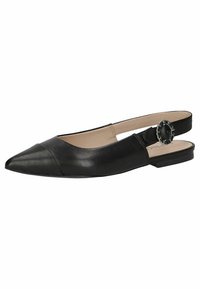 Ballerine slingback in pelle nera con punta affusolata, lati aperti e una fibbia decorativa in metallo sulla cinghia alla caviglia. Suola piatta.