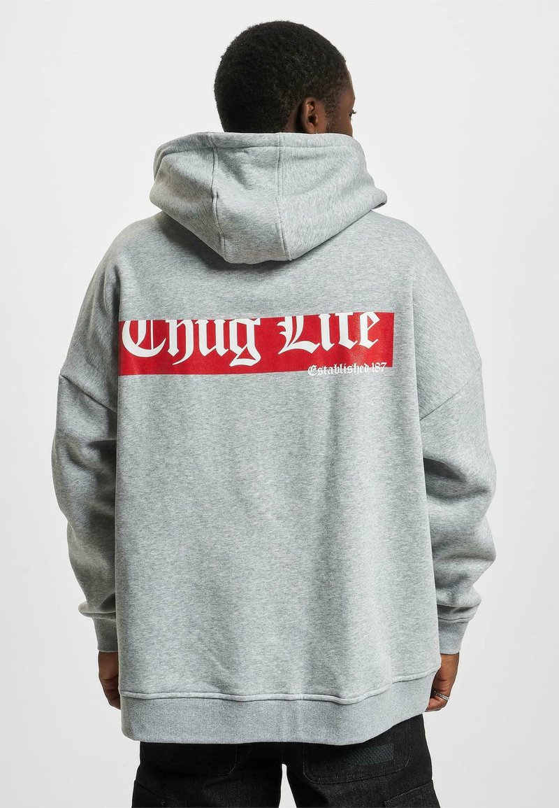 Felpa grigia con una grafica rossa "Chug Life" sul retro. Presenta un cappuccio e una vestibilità ampia, realizzata in tessuto morbido e con texture.