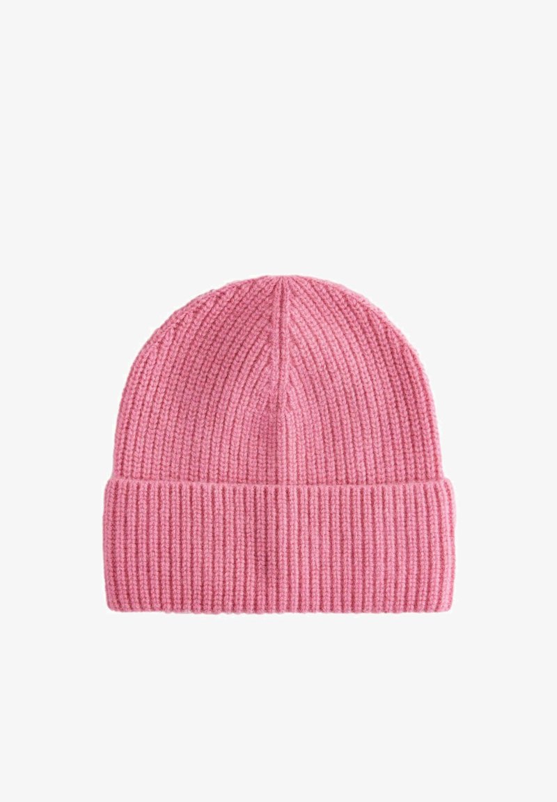 Rožinė megzta kepurė, pasižyminti vertikaliu raštu ir sulenktu kraštu, suteikiančiu papildomą komfortą ir šilumą. Minkšta tekstūra, tinkama šaltam orui.