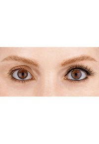 Due occhi umani affiancati: uno marrone con ciglia naturali e uno blu con ciglia voluminose e eyeliner, che mostrano un contrasto di colori e stili.