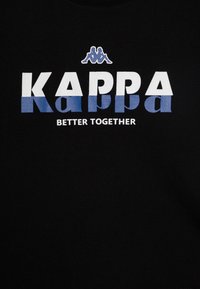 Črna majica s številčno oznako "KAPPA" v beli in modri barvi, z napisom "BETTER TOGETHER" v manjšem belem pisavi pod njim. Mehka bombažna tkanina.