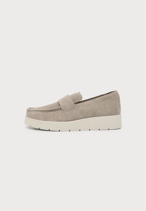 Mocassino slip-on in camoscio beige con suola spessa in gomma bianca, cinturino frontale piatto e cuciture minime.