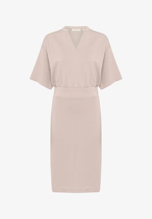 Svetle růžové šaty s krátkými, volnými rukávy, výstřihem do V a přiléhavým pasem. Vyrobeny z měkké tkaniny s hladkou texturou. Délka po kolena.