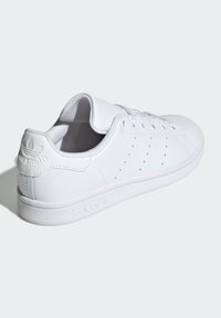 Λευκό δερμάτινο σνακ με στρογγυλή μύτη, επίπεδη σχεδίαση με κορδόνια, perforated λεπτομέρειες στο πλάι και ανάγλυφο λογότυπο στη φτέρνα και στη γλώσσα.