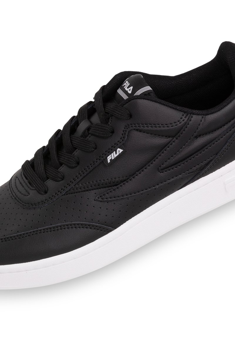 Sneaker in pelle nera con superficie perforata, lacci neri e suola in gomma bianca. Presenta un logo distintivo sul lato e sulla linguetta.