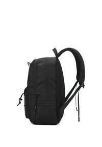 Zwarte rugzak met een gestructureerd ontwerp, dubbele ritscompartimenten, mesh padding op de banden en verstelbare zijgespen.