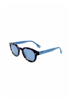Occhiali da sole con lenti rotonde blu, montatura frontale tartarugata e aste blu con il logo FILA.