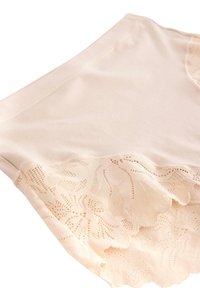 Beige kangas yenye uso laini, ikionesha mpaka wa lace chini yenye michoro ya maua na mipako ya scalloped.