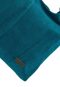 Teal suède tas met een soepele textuur, voorzien van een gestikte omslagflap en een klein bronzen logo label met de tekst "Venezia."
