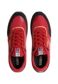 Scarpe sportive rosse con upper in tessuto liscio, accenti in gomma nera, punta rotonda, lacci texturizzati e dettagli del logo. Suola nera.