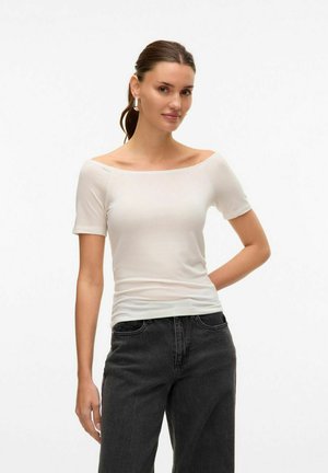 Top bianco aderente a maniche corte con scollo off-the-shoulder, realizzato in un materiale liscio, abbinato a jeans neri a vita alta.
