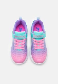 Baskets Skechers déperlantes affichant un design dégradé allant du rose à la lavande, avec une sangle turquoise et des lacets assortis.