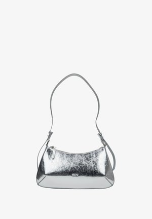 Zilveren metallic handtas met een gebogen vorm, gladde textuur en een afneembare schouderriem. Beschikt over een bovenste rits sluiting en een subtiel geplooid patroon.