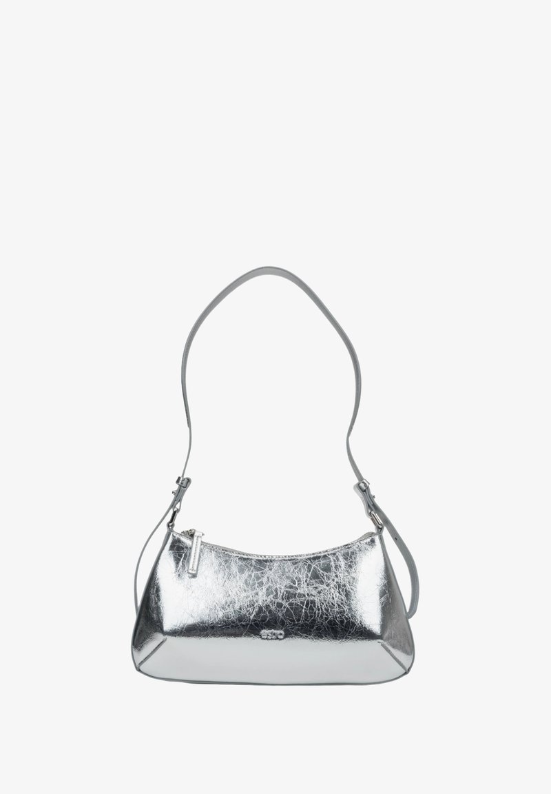Srebrna metaliczna torebka o zakrzywionym kształcie, gładkiej fakturze i odczepianym pasku. Posiada zamek błyskawiczny na górze oraz delikatny wzór fałd.
