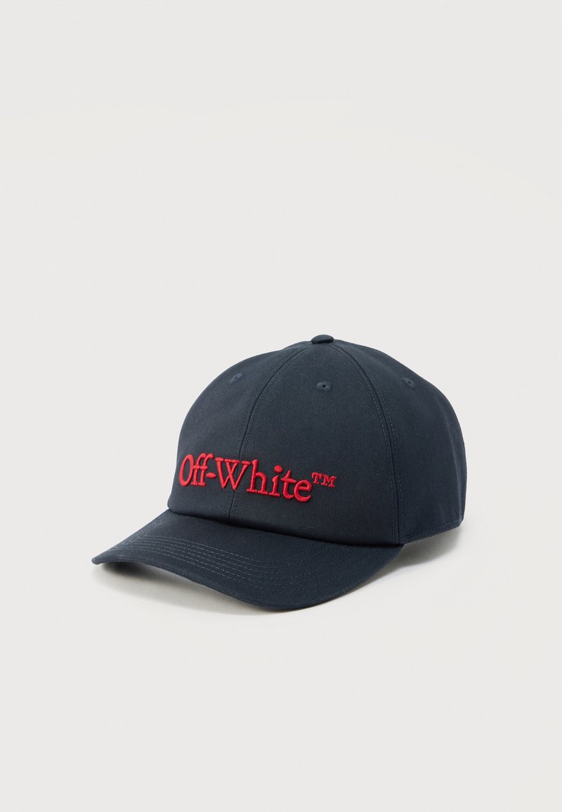 Casquette de baseball noire avec visière courbée et logo "Off-White™" rouge brodé à l'avant.