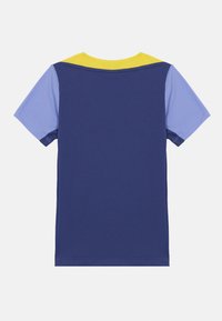T-skjorte med korte ermer, med blå kropp, lyseblå ermer og gul krage. Laget av myk stoff med et enkelt design.