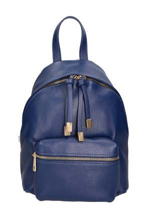 Petit sac à dos en cuir bleu avec fermeture éclair dorée et trois cordons à embouts dorés sur le compartiment principal, sur fond blanc.