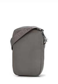 Borsa a tracolla grigia in pelle con superficie texturizzata, forma rettangolare, tracolla regolabile e hardware in tonalità argento.