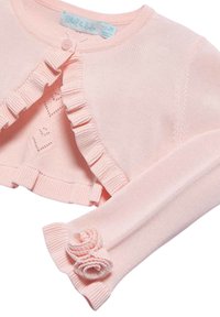 Cardigan rosa lavorato a maglia con bordi arricciati, dotato di chiusura a bottoni e dettagli floreali sulle maniche. Texture morbida, design leggero.