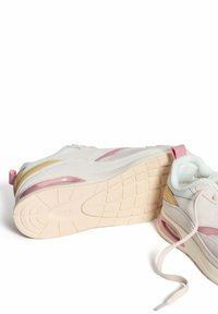 Sneaker mit einem hellgrauen Obermaterial, das rosa und goldene Akzente aufweist, mit strukturiertem Wildleder, einer gepolsterten Sohle und einer sichtbaren Luftblase in der Ferse.