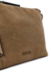 Borsa a mano in suede beige con zip nera, texture liscia e logo "DERIMOD" in rilievo; forma rettangolare con bordi netti.