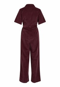 Tuta in velluto a coste bordeaux con maniche corte, colletto, vita con cintura e pantaloni a gamba larga; presenta tasche posteriori e tessuto dalla texture particolare.