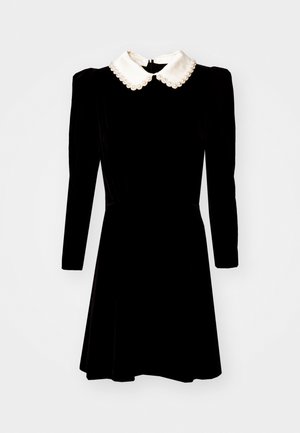 Črna dolg rokav obleka z napihnjenimi rameni in belim okroglim ovratnikom s perlastim obrobjem, prikazana na enobarvnem ozadju.