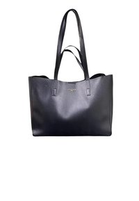 Borsa a tote in pelle nera con design elegante, doppio manico, interno spazioso e una sottile accentuazione del logo sul davanti. Texture liscia.