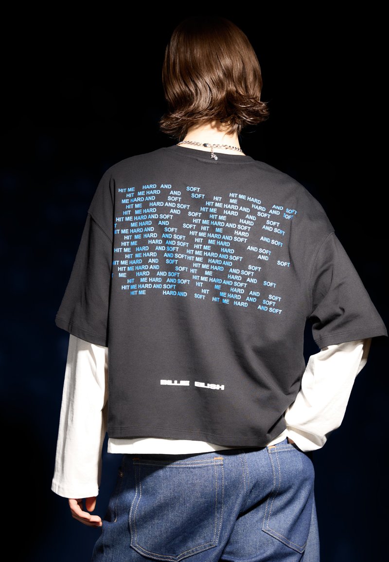 Bershka - BILLIE EILISH SHORT SLEEVE - T-shirt imprimé - black, Agrandir