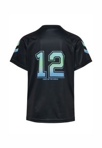 Zwart sportshirt met korte mouwen, met "12" in een gradient van blauw-groen op de achterkant en de tekst "VERLIGHT DE WERELD" eronder.