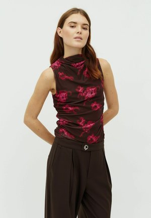Top marrón sin mangas con cuello drapeado, que presenta un patrón floral en tonos rosas; combinado con pantalones marrones de talle alto y plisados, con detalles de hardware plateado.