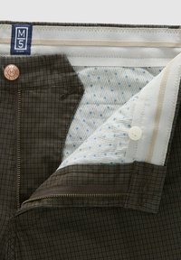 Bruine geruite broek met een ritsvlieg, een koperen knoop en een licht patroon op de tailleband met blauwe stippen en strepen.