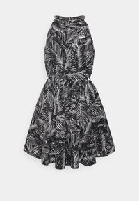 Černobílé šaty bez rukávů s halter výstřihem a abstraktním vzorem listů, přiléhavým pasem a rozšířenou sukní.