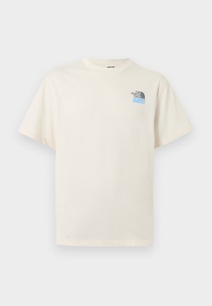 Off-white T-skjorte med korte ermer, rund hals og liten svart og blå The North Face logo på venstre bryst.