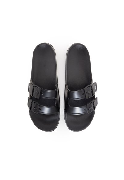 Infradito neri con due cinturini regolabili con fibbie. Realizzate in plastica liscia con una suola testurizzata per il comfort. Design minimalista.