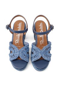 Sandali in tessuto blu intrecciato con un ampio design incrociato, punta aperta e cinturino alla caviglia. La soletta è color testa di moro con una finitura testurizzata.