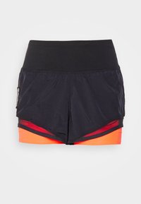 Svarta och orangea sportshorts med ett lagerdesign. Har en bred svart midja och ett lätt, slätt tyg med en zipficka.