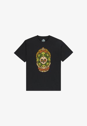 Juoda marškinėliai su spalvingu kaukolės grafiniu atvaizdu, apsuptu žaliomis varlėmis ir oranžiniu tekstu, kuriame parašyta „Seekers“ ir „Element & Timber“.