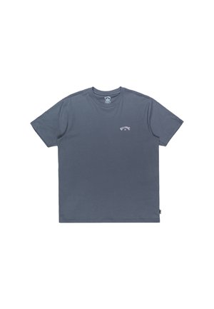Mørkegrå bomulds t-shirt med korte ærmer og rund hals. Har et lille trykt logo på venstre brystområde. Enkel, rektangulær design.