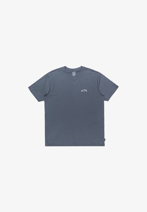 T-särg tumashallist puuvillast, lühikeste varrukatega ja ümarate kaelustega. Esiküljel on vasakul rinnal väike trükitud logo. Lihtne, ristkülikukujuline disain.