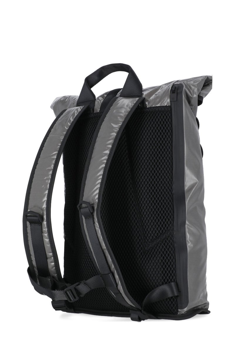 Szary plecak na zwoju z wyściełanym, siateczkowym panelem tylnym, regulowanymi szelkami i górnym uchwytem do przenoszenia, pokazany z tyłu.