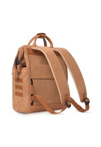 Zaino in corduroy marrone con accenti in pelle beige, spallacci imbottiti, tasche con zip e tre strisce orizzontali sui lati.