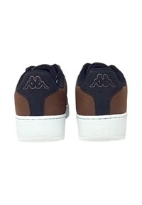 Sneaker marrone e nero con suola in gomma bianca; presenta una tomaia testurizzata, logo sul retro e colletto imbottito per il comfort.