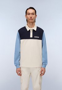 Pánská polokošile s dlouhým rukávem v béžové, námořnické a světle modré barvě. Má límeček, zapínání na knoflíky a logo na hrudi.