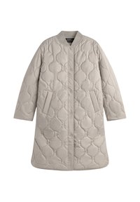 Abrigo acolchado, ligero, de color beige, con cuello redondeado, cierre de botón a presión, dos bolsillos laterales y un diseño hasta la rodilla. Textura suave con una superficie estampada.