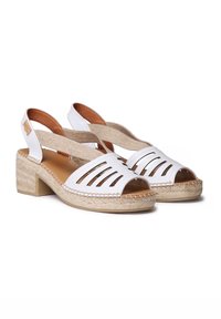 Sandali aperti bianchi in pelle con design a taglio, cinturino in tessuto e tacco in juta intrecciata. Presentano accenti beige e dettagli cuciti.
