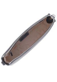 Borsetta in pelle grigia con una texture liscia, dotata di una chiusura con zip argento e un rivestimento interno beige. Forma compatta, design minimalista.
