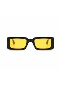 Lunettes de soleil rectangulaires noires avec des verres jaunes. Monture épaisse avec des angles vifs et un sommet plat. Les branches sont minces et métalliques.