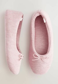 Růžové ribkované pantofle s kulatými špičkami a měkkým textilem. Obsahují malé mašličky na každém pantofli jako detail. Hladká podšívka uvnitř.