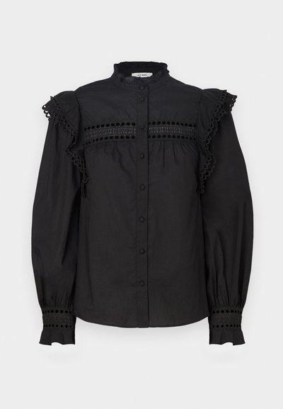 Svart blus med hög krage, knappstängning, volangärmar och intrikata broderade detaljer längs bröstet och ärmsluten.
